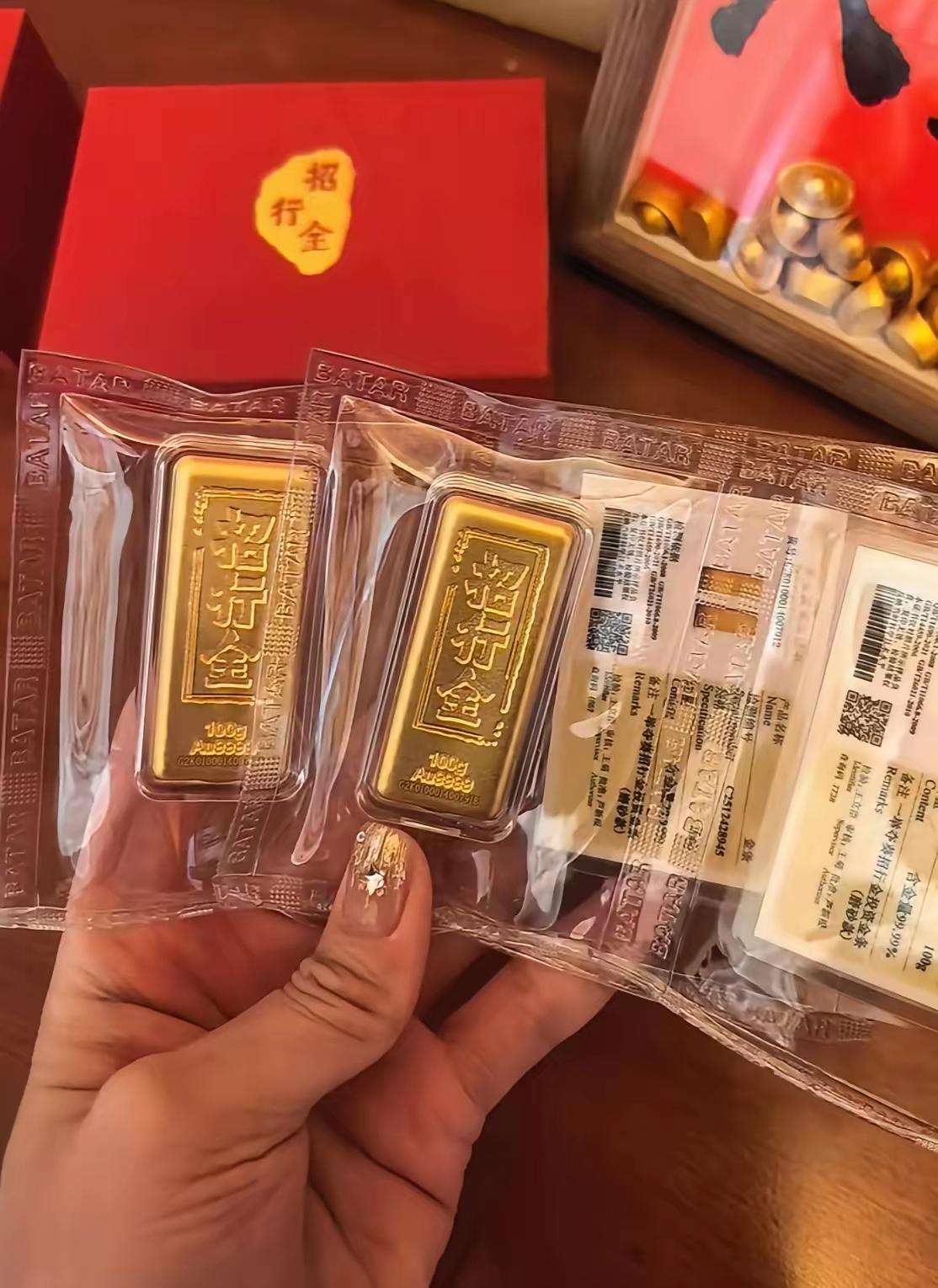 美国数据出炉，手里拿黄金的朋友，千万别被利空吓着盲目空仓！很多人盯着数据做