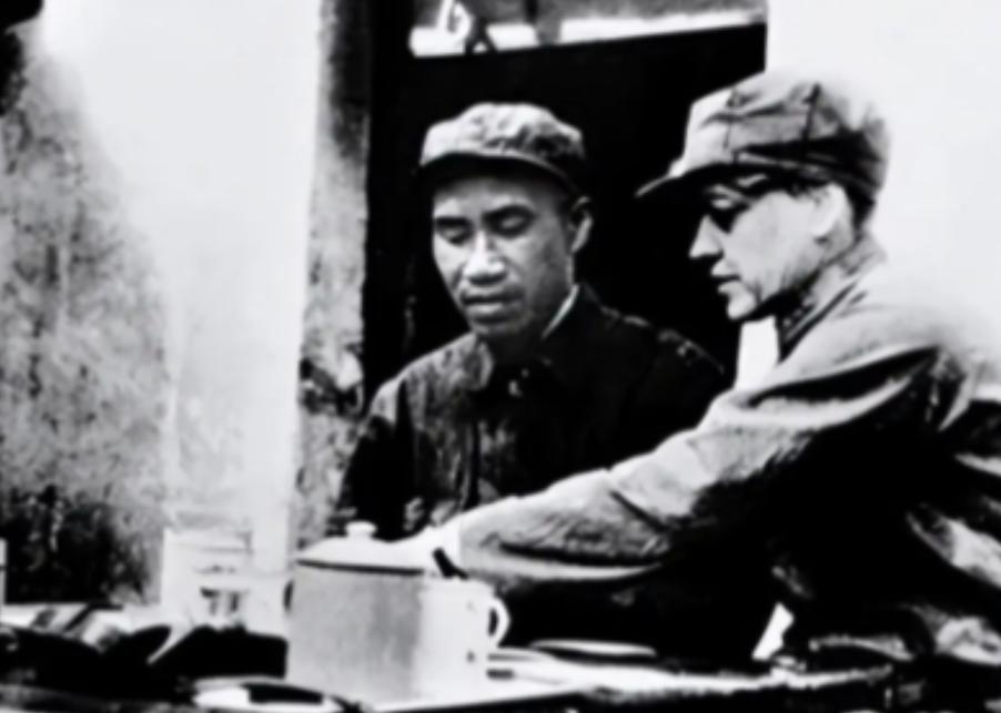 1937年，李德以不适应延安生活为由欲返联，毛主席劝他："苏联正搞大清洗，此时回