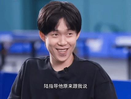 头哥这个笑容好可爱，感觉是他这次采访最开心的一次，有一点好笑，又有一点不好意思。