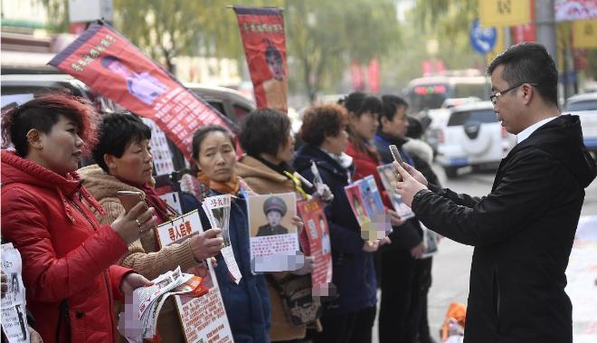 拐卖9名儿童的恶魔“梅姨”终于落网了！大家还没来得及拍手称快，一盆冷水就泼了下来