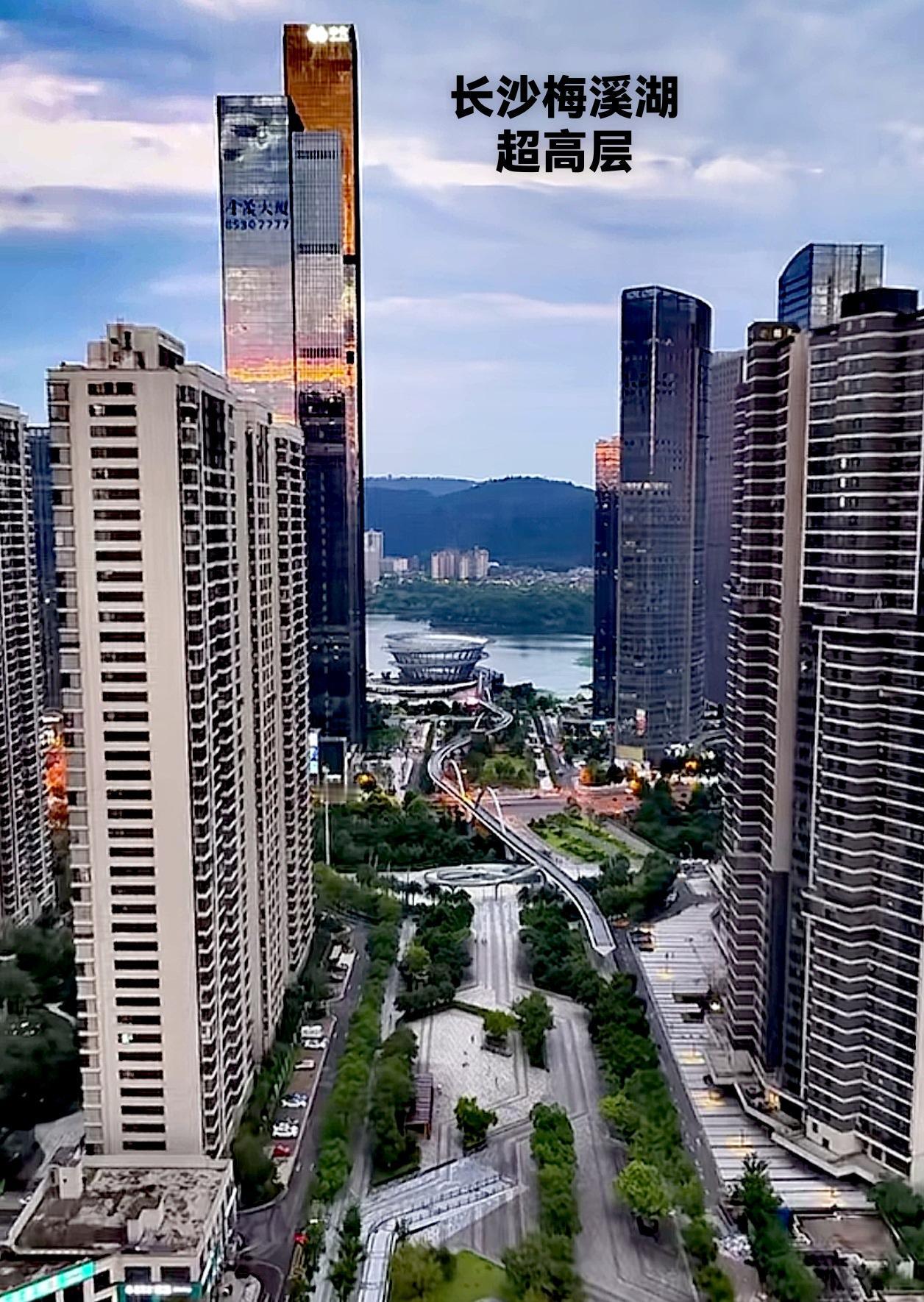 说实话，说到长沙梅溪湖的城市建设，也就是金茂大厦这一带看起来还像个繁华的城市，尤