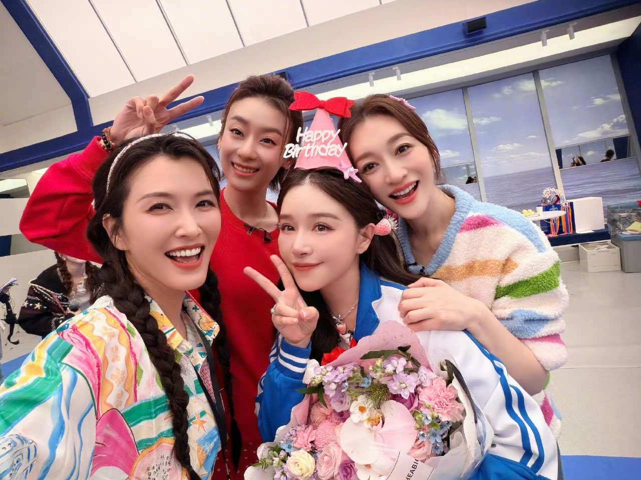 阚清子浪姐庆生照阚清子这个生日很幸福阚清子这个生日很幸福