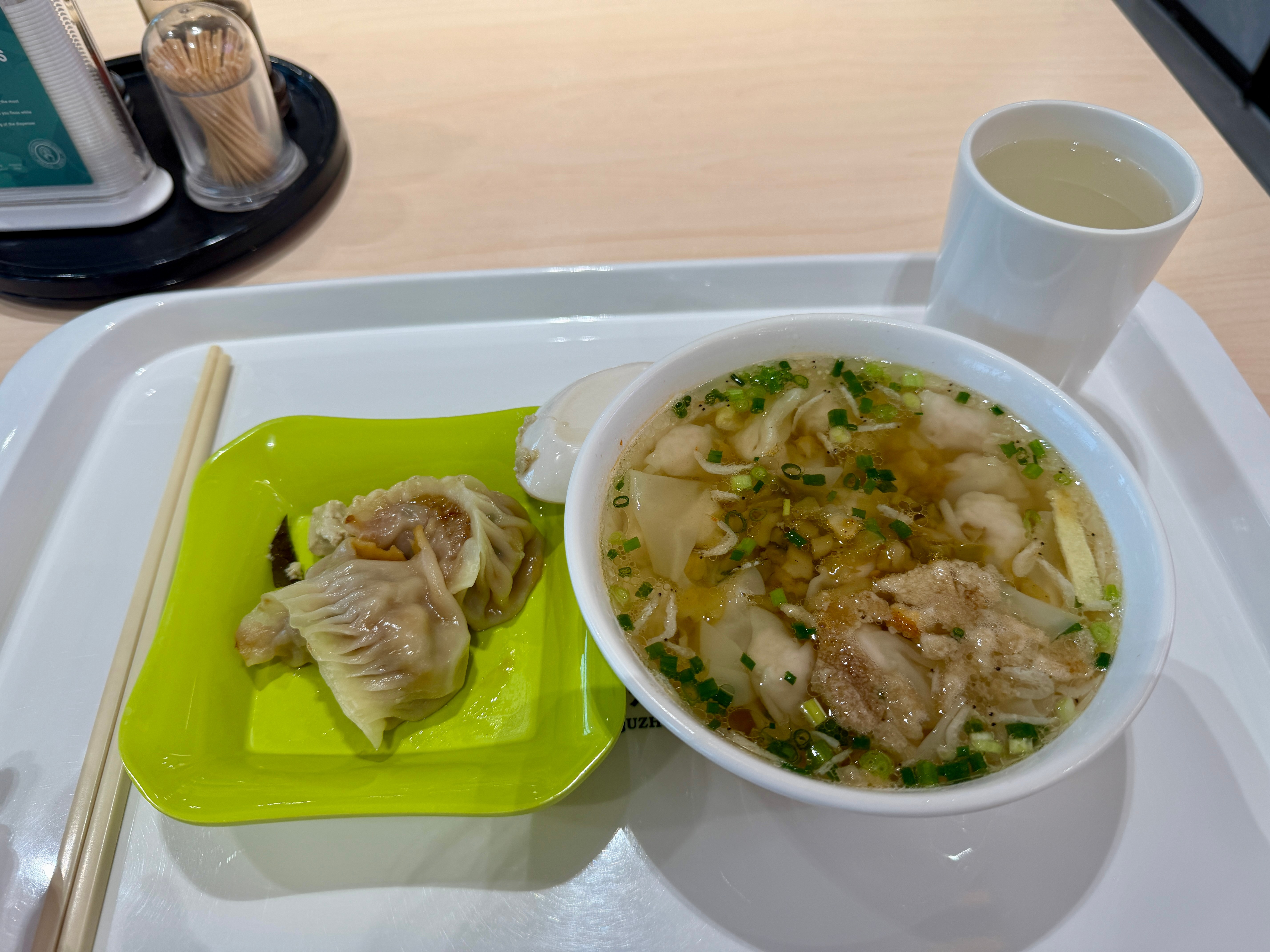 勤劳的人已经在食堂吃早饭准备抗台了