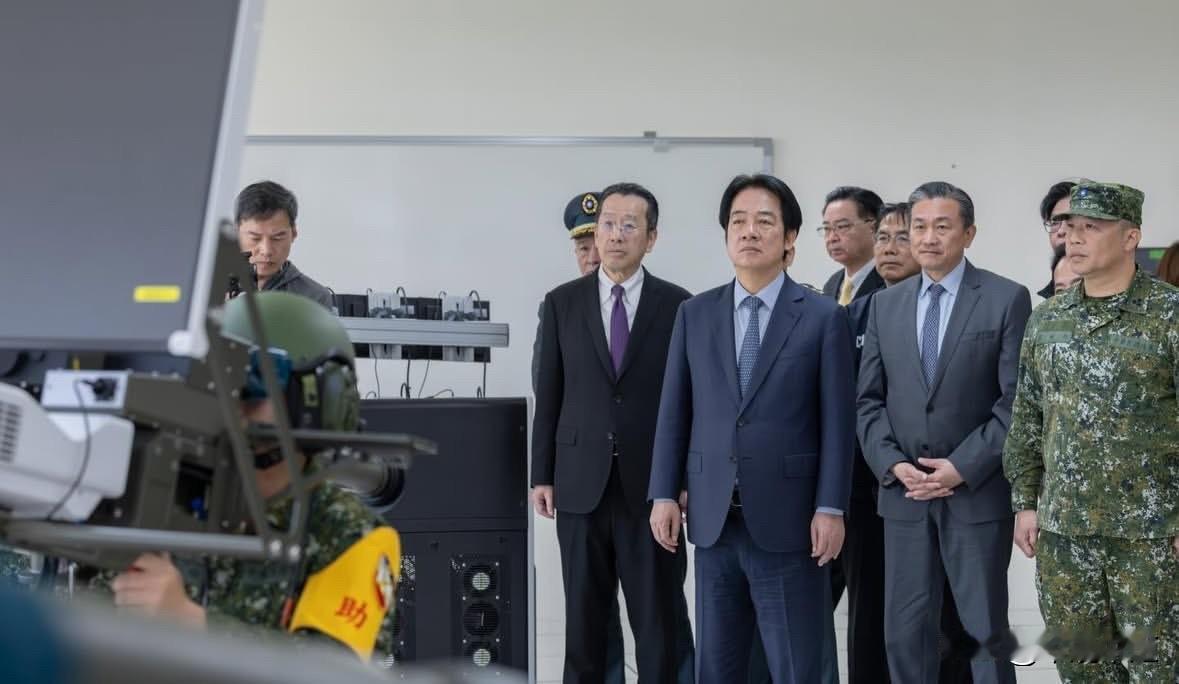 民进党立委王定宇，今（15日）在脸书发文叫嚣，今天我和顾立雄、吴钊燮、陪同赖清德