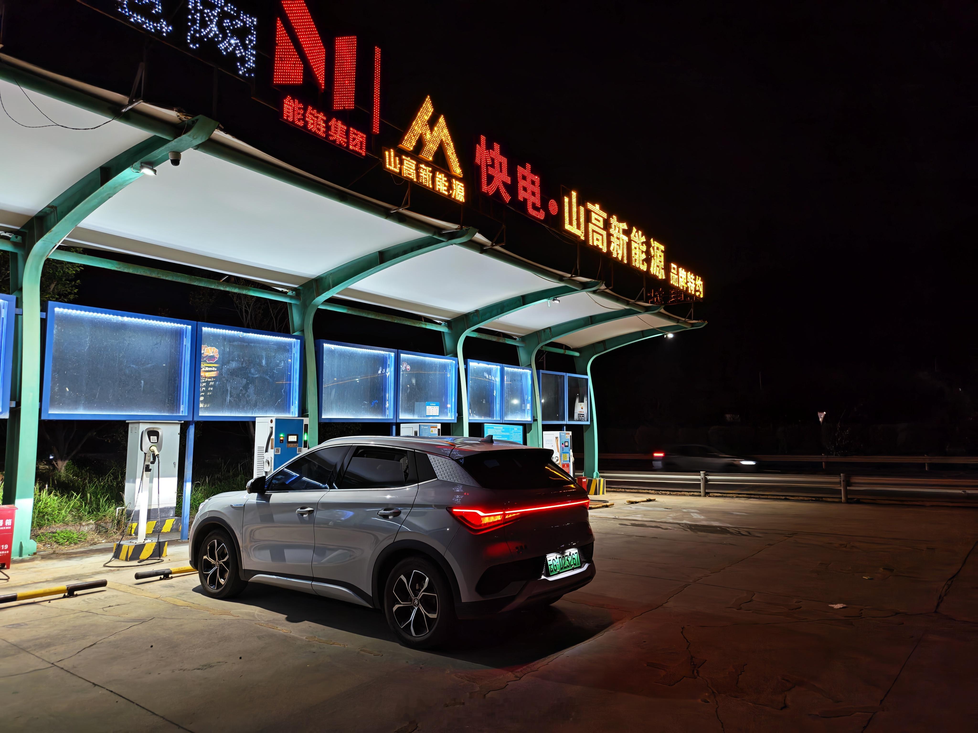 三天假期跑了一趟云南，去一些不太有名气的小地方，到滇南某个镇上居然没快充站，没法