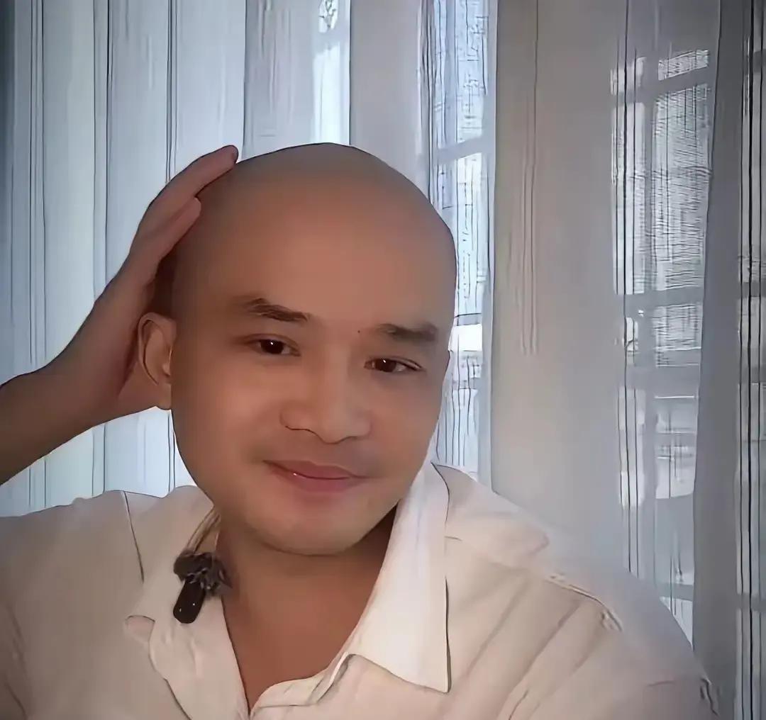 古柯最近在直播间换了路子，嘴一张，刘晓庆家的旧事就一件接一件往外倒。他先说当