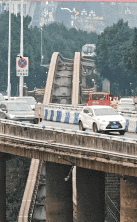 现实中的重庆，亮瞎我了！