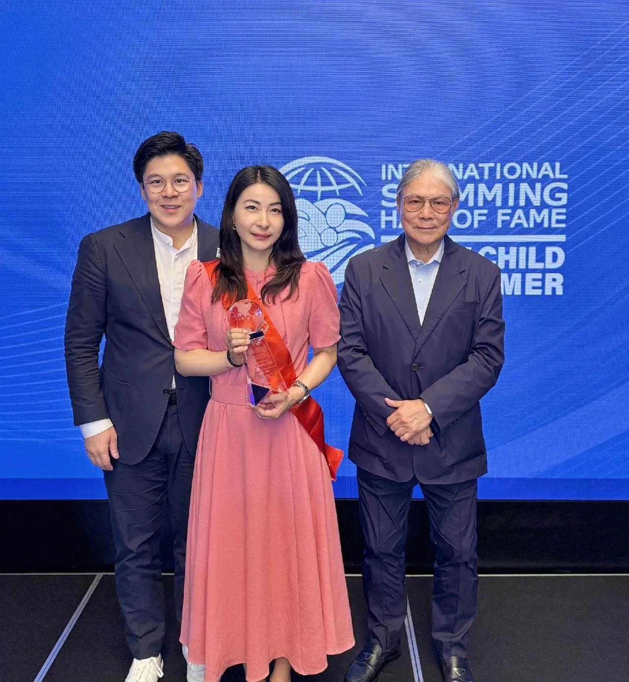 郭晶晶又站豪门C位，老公霍启刚和公公霍震霆为她左右“护法”，这不是她第一次和家人
