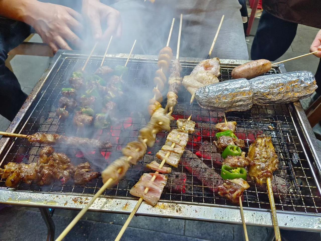 不知道为什么，自己来烧烤或者和朋友出去烧烤的味道，总是比那种专业的烧烤店的味道差