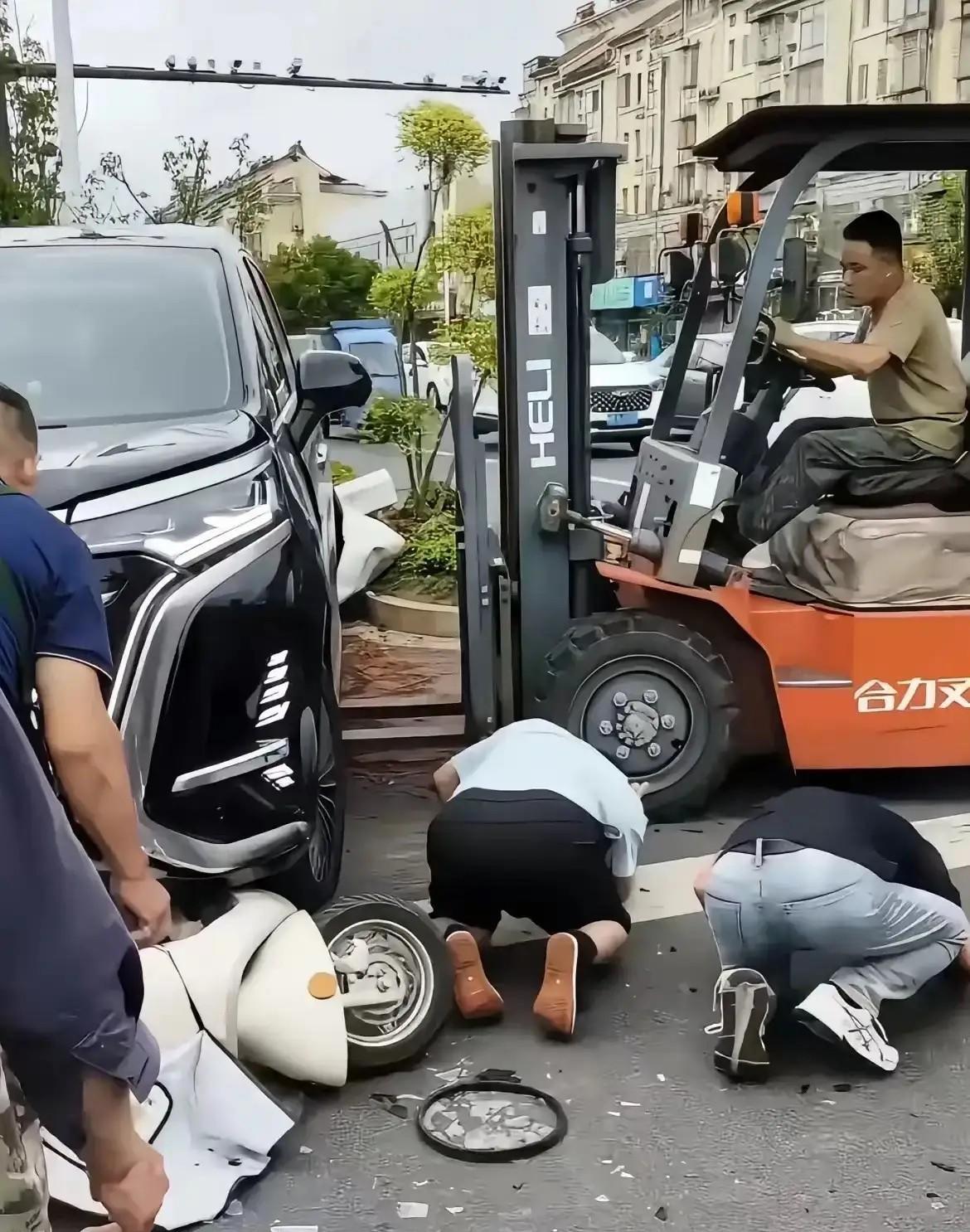反复刷了三遍广德事故的监控。最让人后背发凉的，不是冲出去的车速，是从车辆偏离