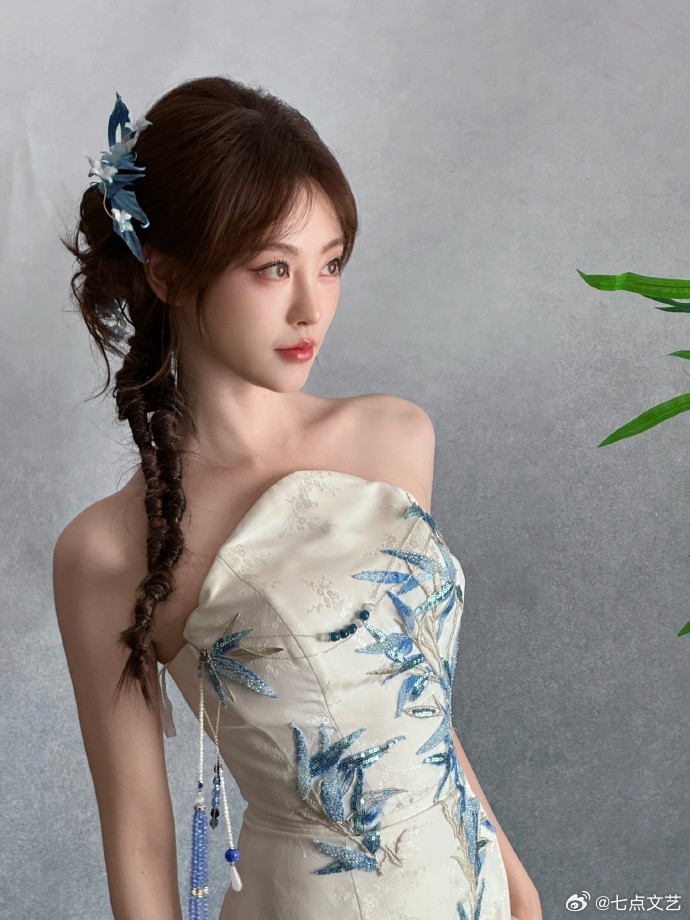 祝绪丹青花旗袍九宫格青花纹样雅致旗袍，祝绪丹完美驾驭，尽显温柔大气，东方美感扑面