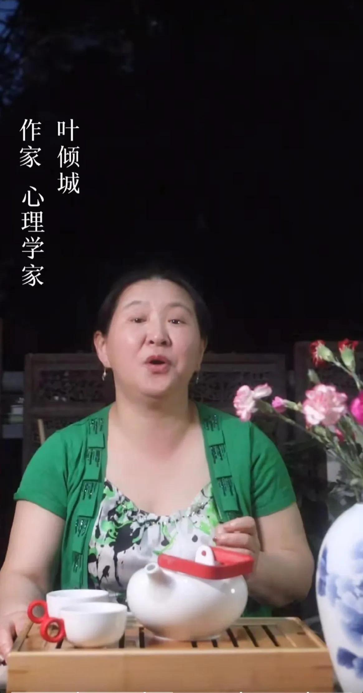 这大婶翻车了，因为她递给邻座的陌生20岁小伙一瓶水，结果小伙一脸懵地看着她莫名所