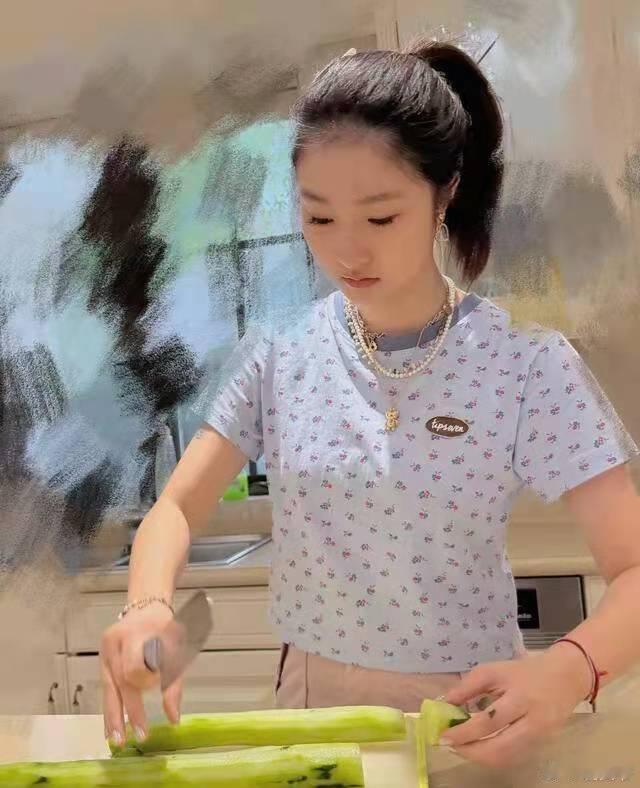 马伊琍女儿跟保姆学做菜，用塑料小盆洗肉，16岁文君竹越长越好看​！​​​