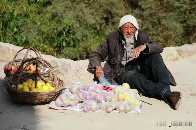 交过公粮的70岁老人补贴因地区而异。经济发达地区可能每月补贴500元左右，经济较