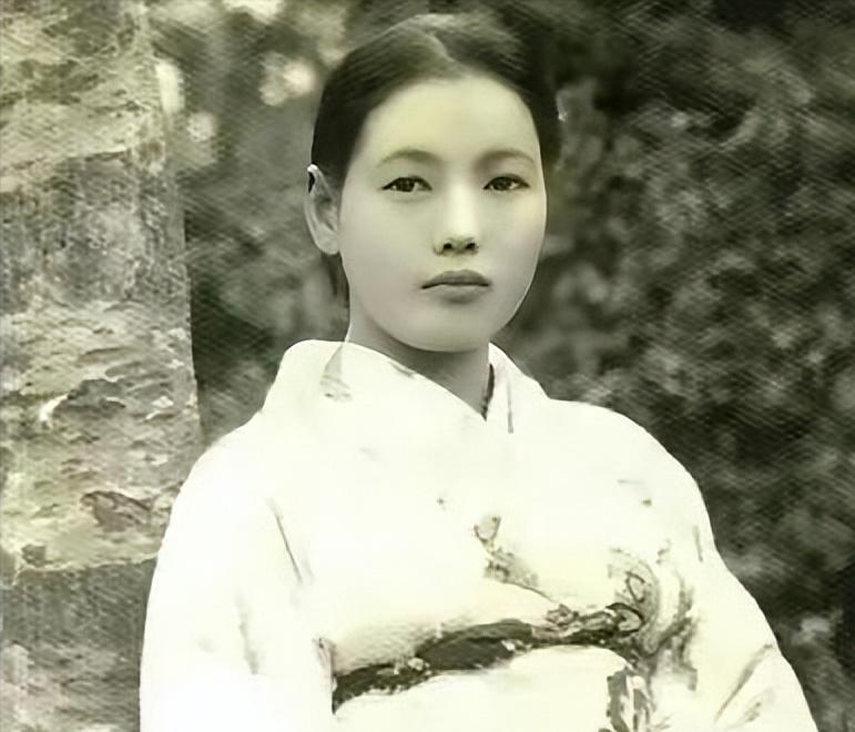 1978年，重庆江津白沙镇一名农妇正在喂猪，几辆轿车突然到访，来人告知她拥有数百