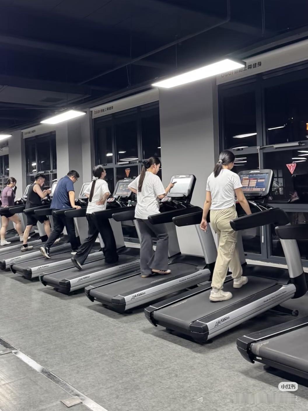 被吹上天但买了没屁用的几样东西，全是智商税：家里那台跑步机，现在正稳稳当当地