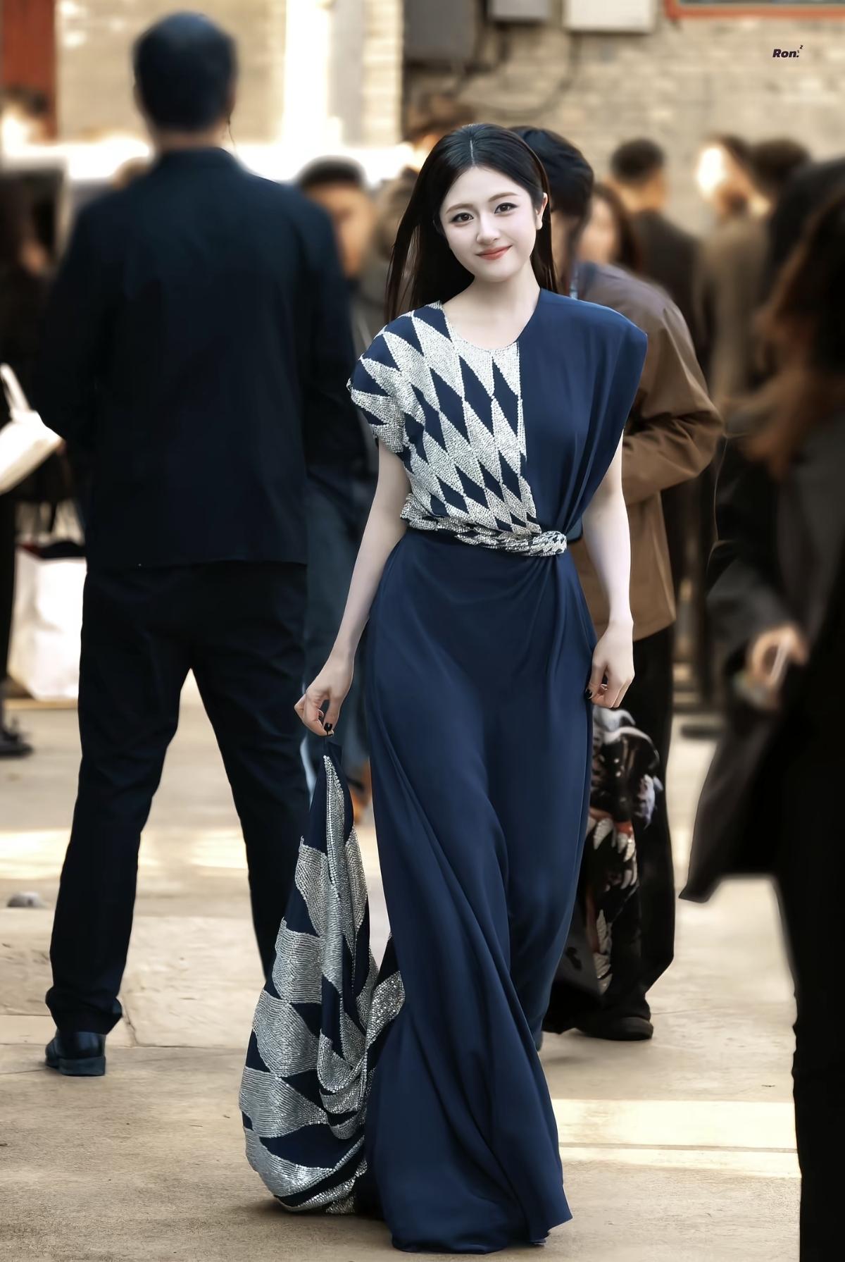 李兰迪一步一光影，把优雅刻进了细节里[赞]李兰迪的红毯松弛感，是从骨子里透出来的