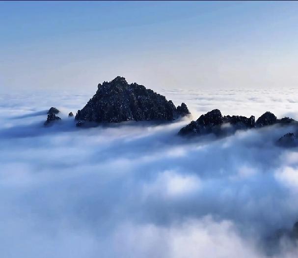 《三国演义》中每次战役都是大将单挑，士兵在摇旗呐喊。《资治通鉴》很少突出将领的单