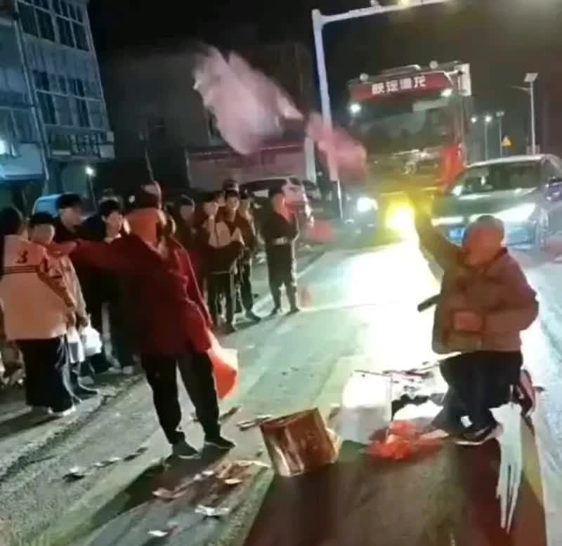 安徽省蚌埠市五河县周庄有一名男子举止怪异，竟跪在十字路口当街撒钱。据现场目击者称