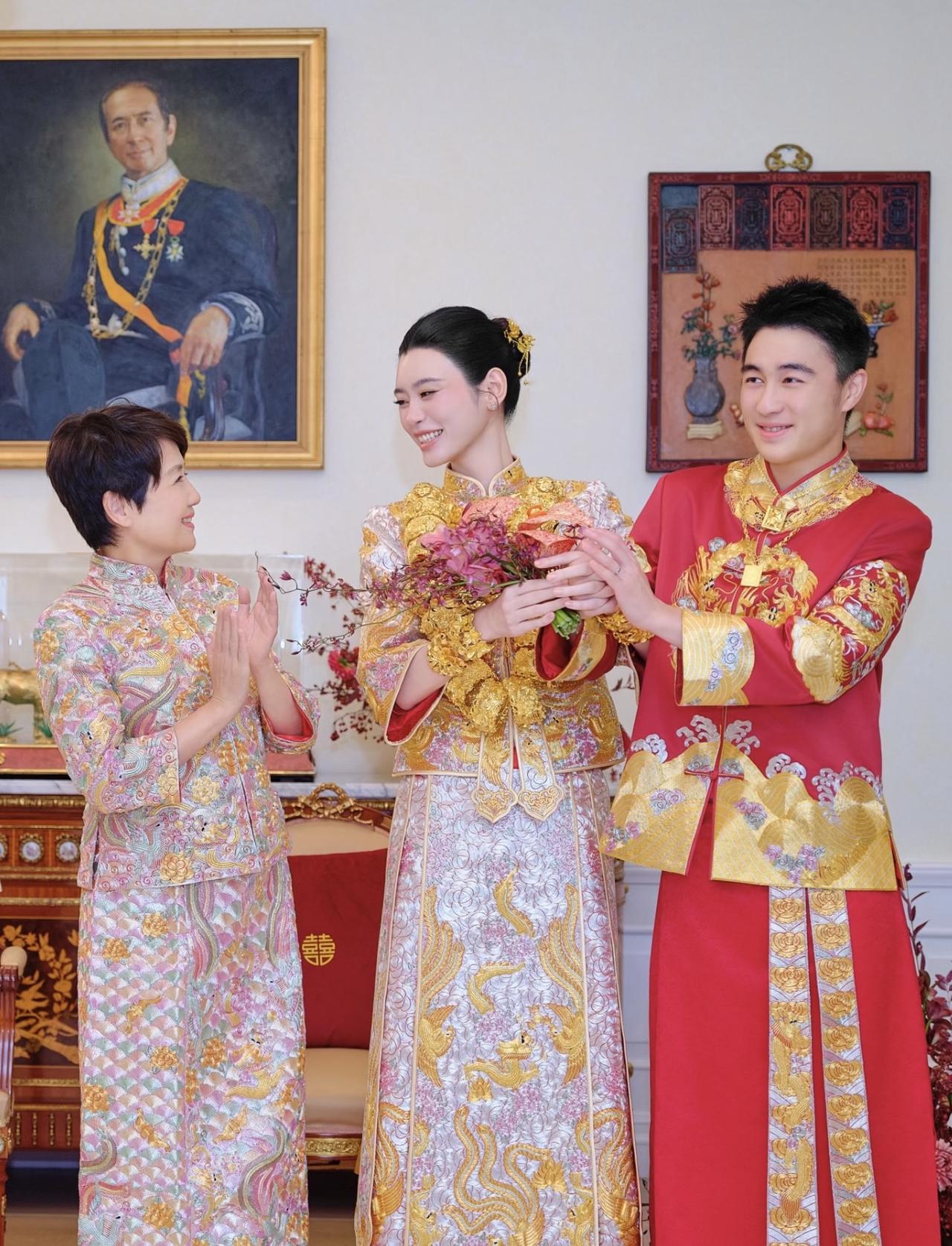 奚梦瑶在四太大宅内穿中式婚服拍全家福！照片曝光脖子挂满金手镯，衣服刺绣太精致了。
