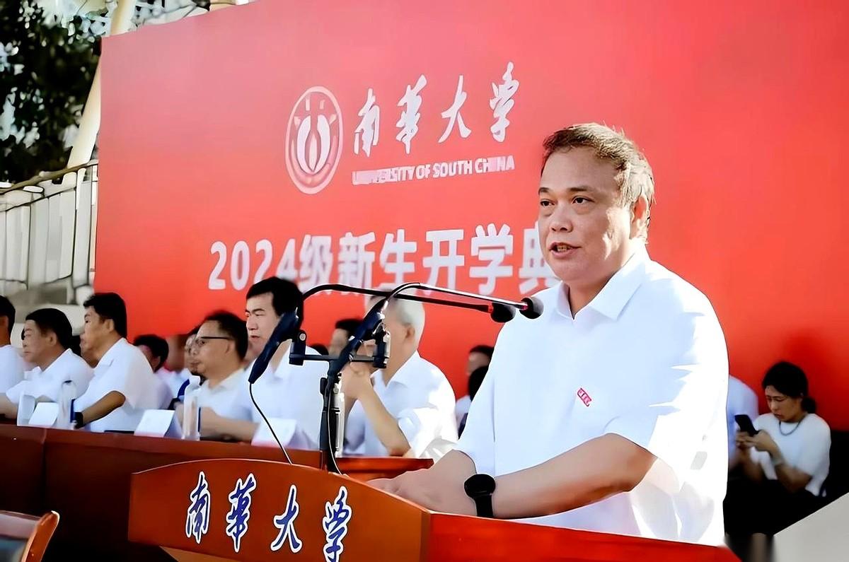 孩子大学班级群今天彻底炸锅了。那个在开学典礼上笑得一脸慈祥、几句话就能把新生说