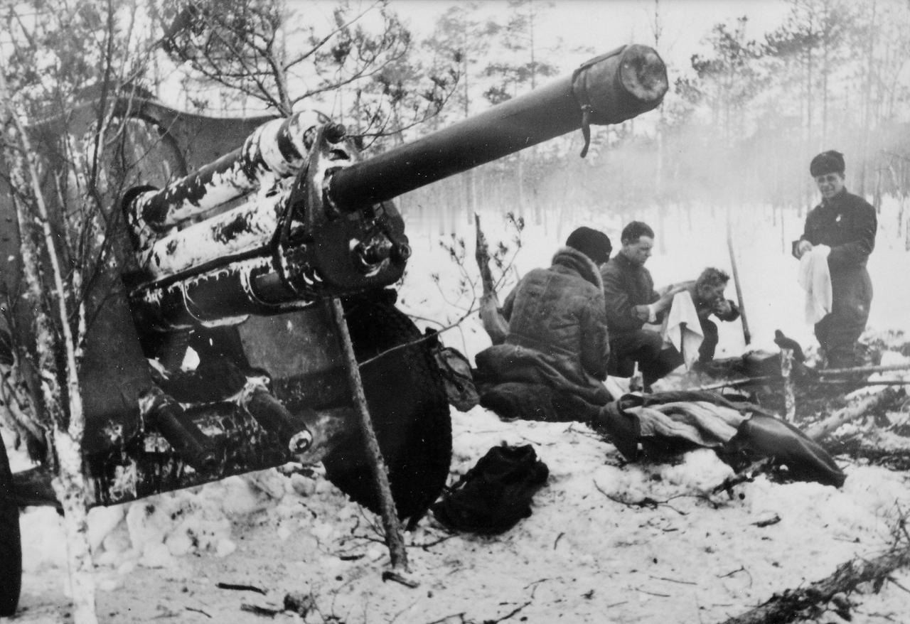 卫国战争时期，列宁格勒前线，一个苏联76毫米1939年式师属火炮的炮组正在战斗间