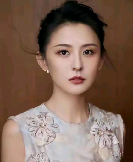 热依扎说：现在我已经39岁了，有个五岁的孩子，是未婚生的，很多人议论，但我不在乎