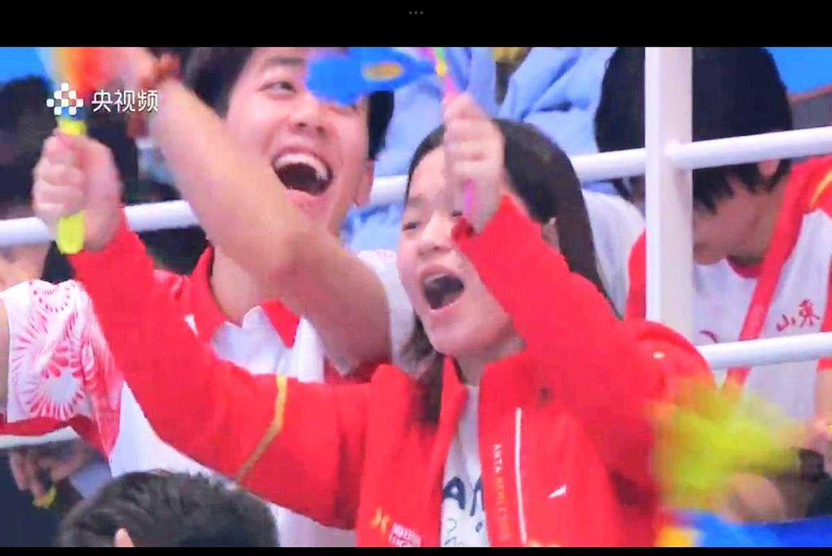 全红婵不跳也上热搜！她把师兄陈艾森摇成表情包，就为给谢佩铃喊一句“好”。