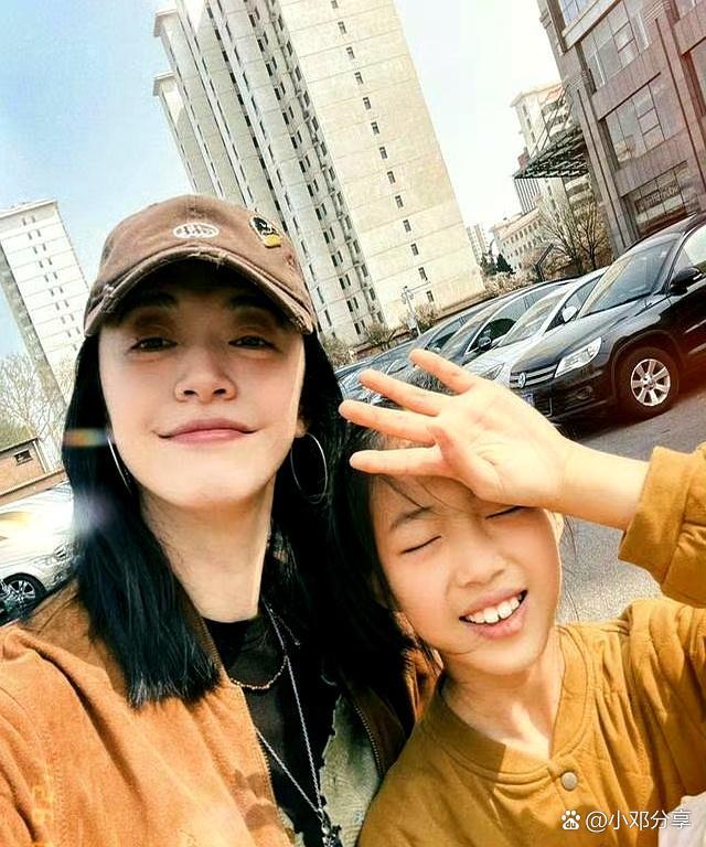 46岁姚晨和9岁女儿合照！画面很温馨！9岁小茉莉身高搭妈妈耳朵了，长相随爸爸！母