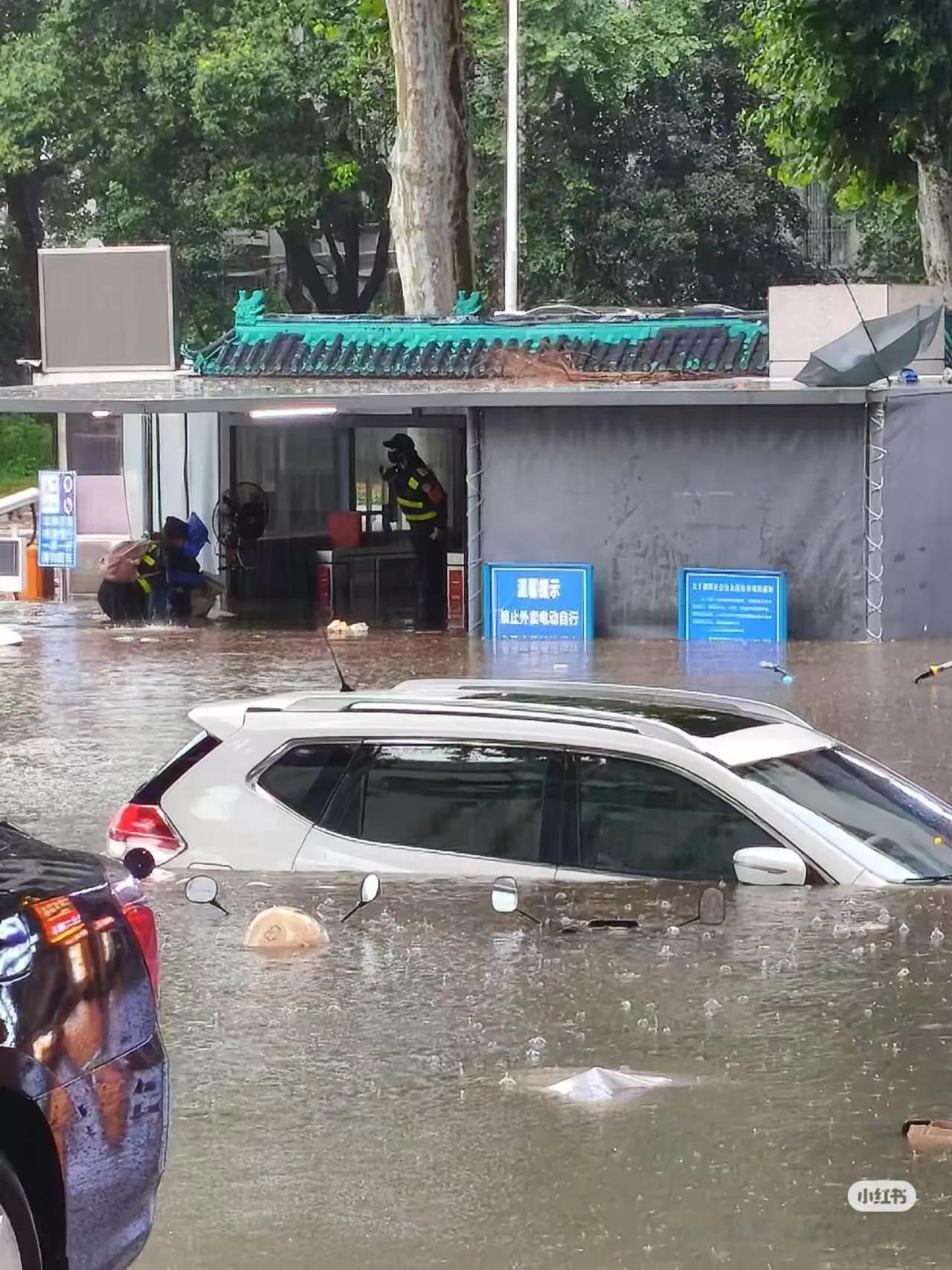 武汉人朋友圈都在发暴雨成灾，武汉又下成看海模式？雨大是一方面，武汉的海绵吸水不够