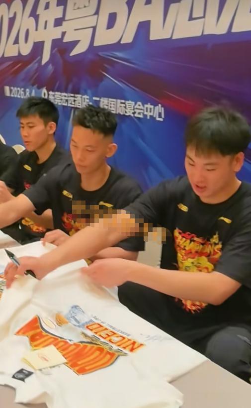 东莞队昨晚举行粤BA夺冠庆功宴，徐杰率广东队球员赴宴祝贺！我认为，这场庆功宴