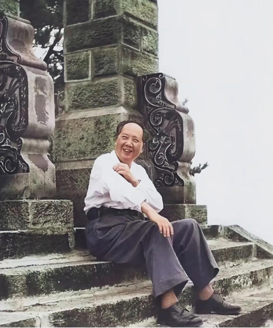 那个时候，毛主席外出总是那样不拘小节，也不那么俗套，走到哪儿都是席地而坐，亲切自