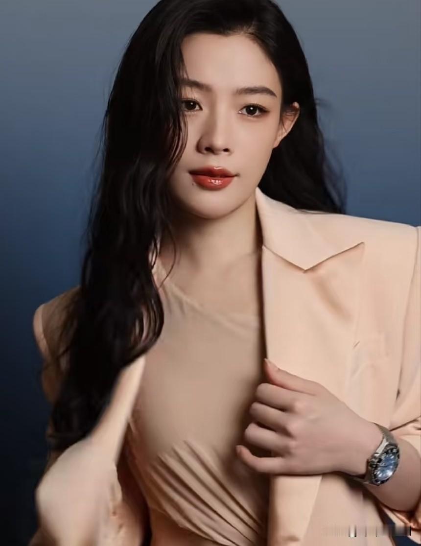 我闺蜜在上海见到了陈丽君回来偷偷跟我说，以后别再说陈丽君是美女，你是不知道，