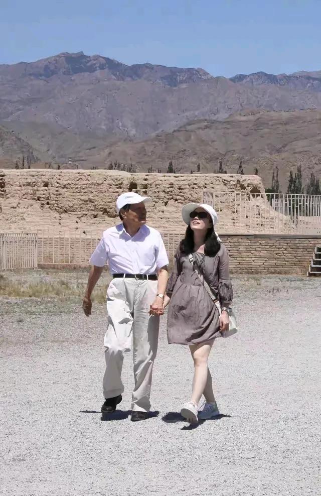 杨振宁说，自从他和翁帆结婚后，他在媒体上的知名度大了很多。看来，杨老对社会上的