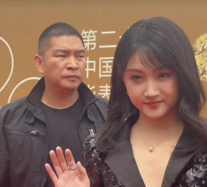 关晓彤华表造型来了，就不能换个造型师吗？​​​
