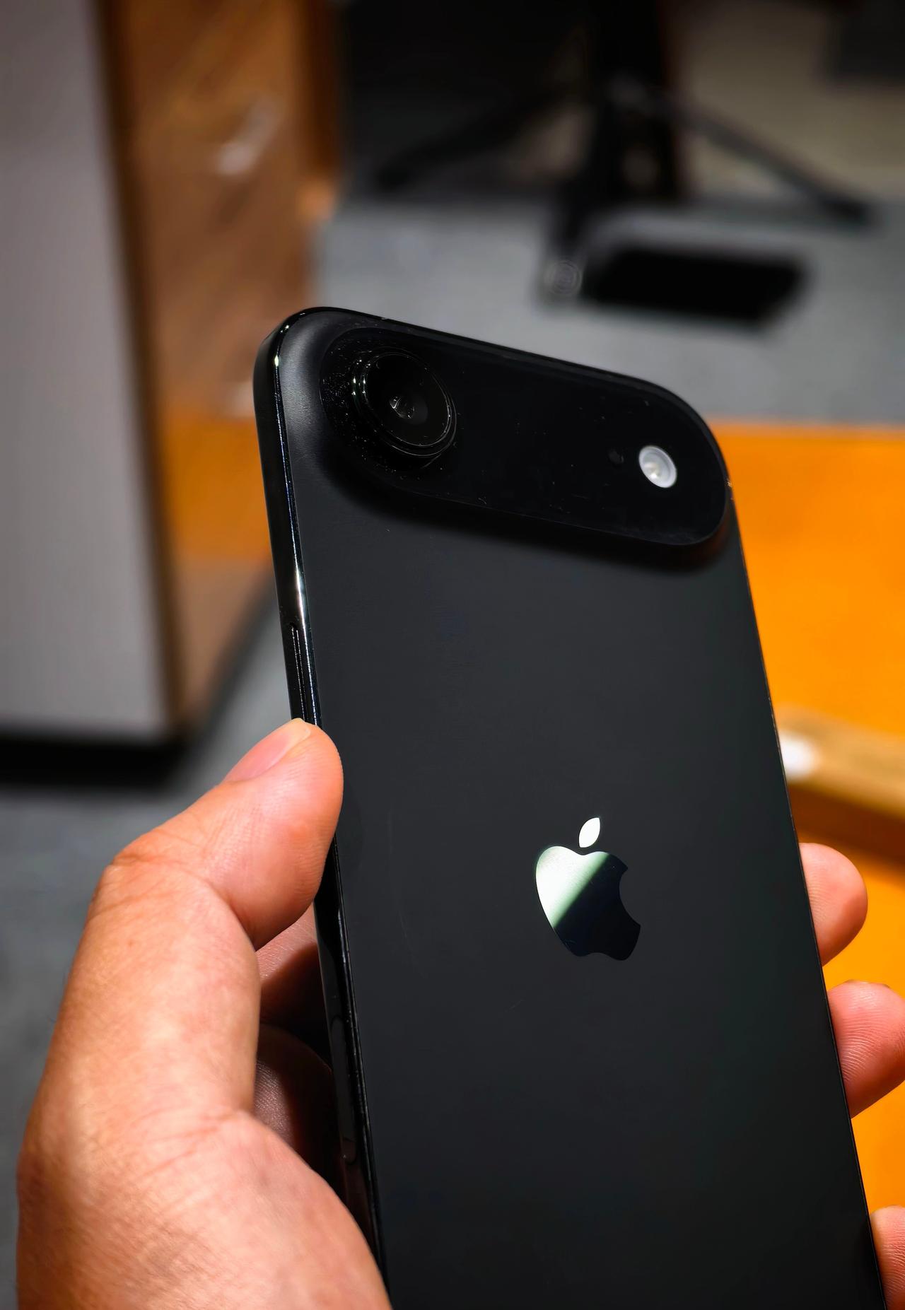 黑色的iPhoneAir也挺好看的。就是容易掉漆。。​​​​