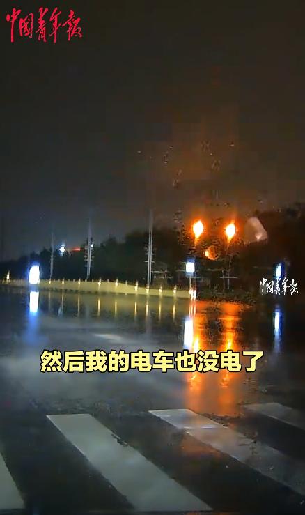 河北，一位男子雨夜开车途中，突遇一位女大学生拦车：“能帮我一下吗？”女孩称她晚上