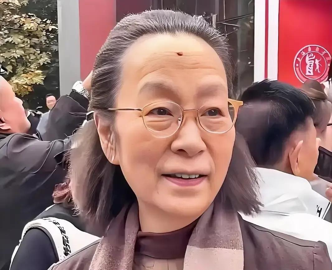 奚美娟被记者追问儿子生父是谁，她没接招，只说了句孩子需要安静。一句话把锅掀回去