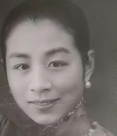 1947年，57岁北交大校长张福运，趁妻子熟睡，悄悄来到17岁养女房间。不久