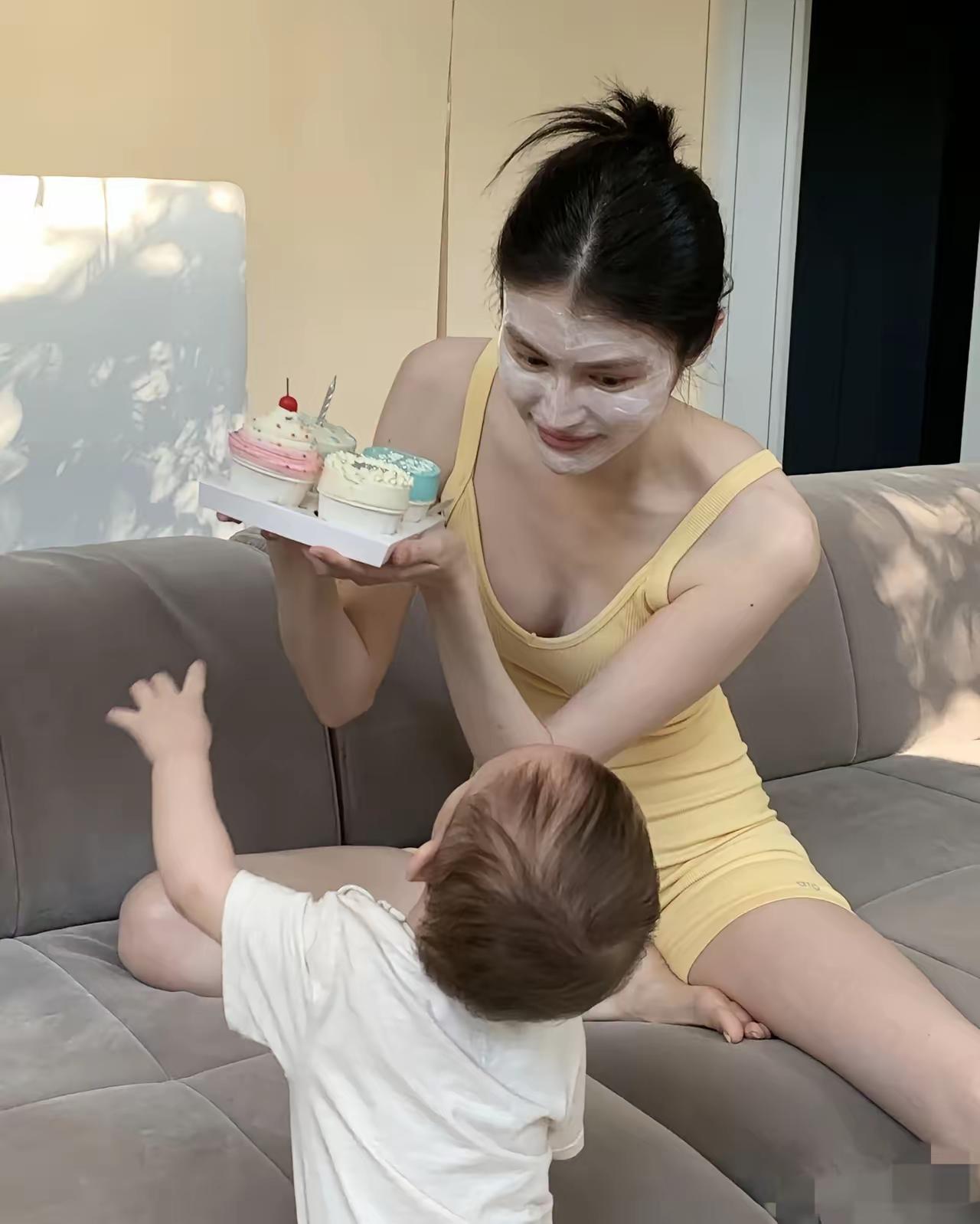 何穗给儿子过生日，这过得也太简单了吧！看这样子，陈伟霆是不在家呀！何穗给儿子