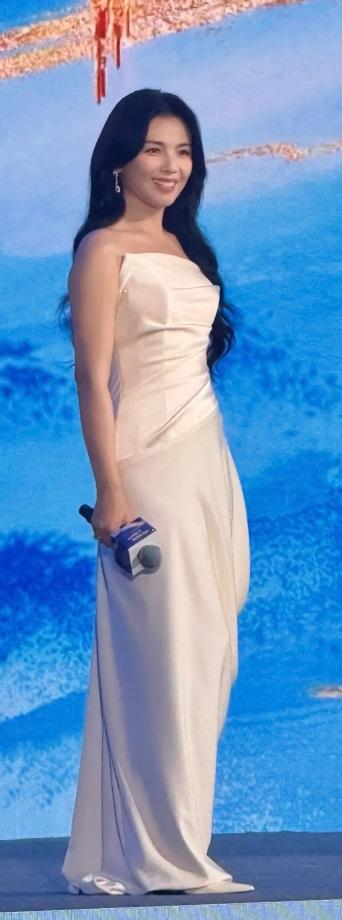 最近刘涛在珠海出席时尚活动，她这回搭配了一身白色的裙子，看起来年轻又靓丽。刘