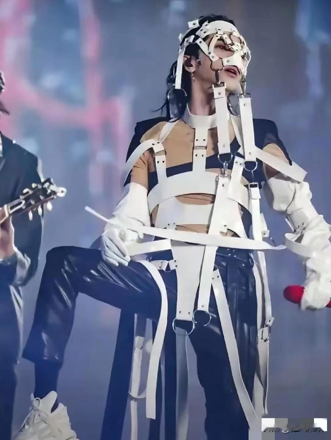 华晨宇，看得人目瞪口呆！近日，华晨宇的演唱会又引起热议，不是因为他那炸裂的高