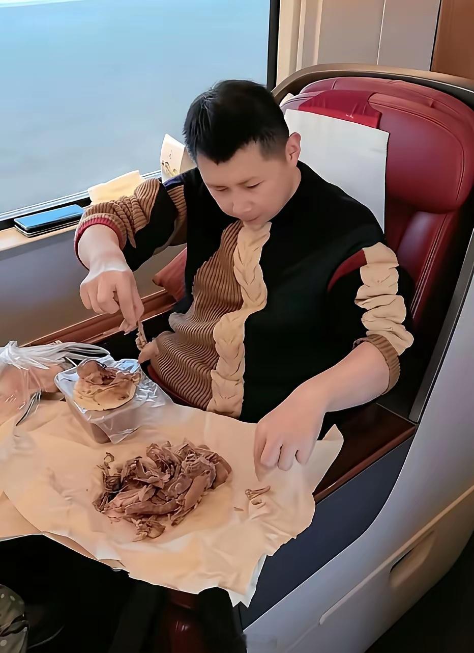 何云伟坐高铁上吃烧鸡时的一幕，一看坐的就是商务座。谁知道他是郭德纲的第几个徒弟？
