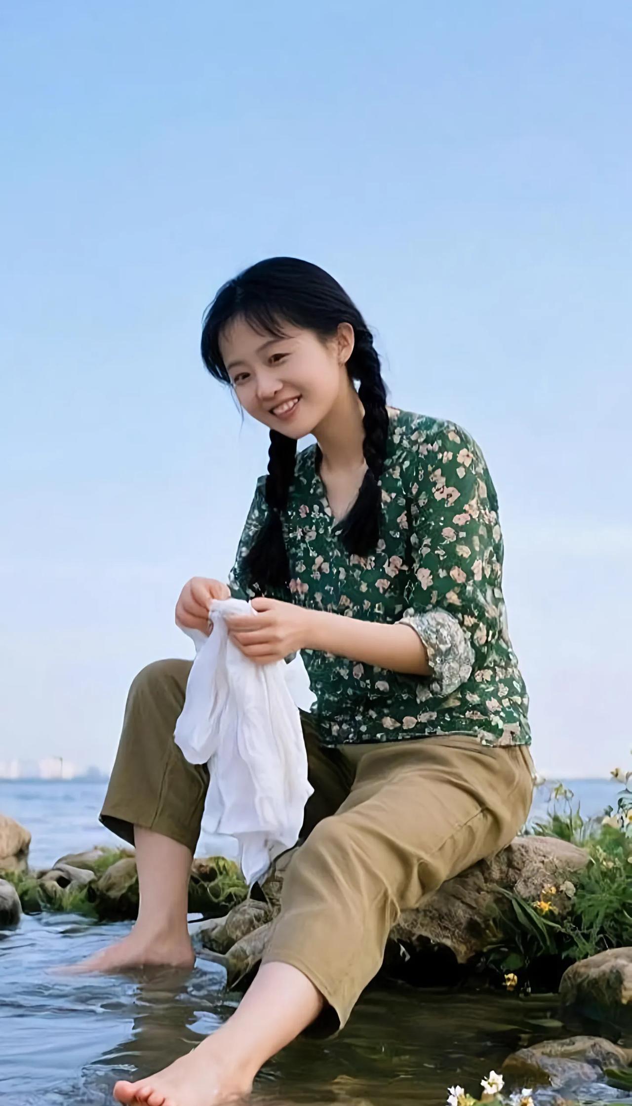《七律·渔家女》汀洲坐看水波横，素手挼衣石上轻。双辫垂垂沾晓露，一溪漾漾落春