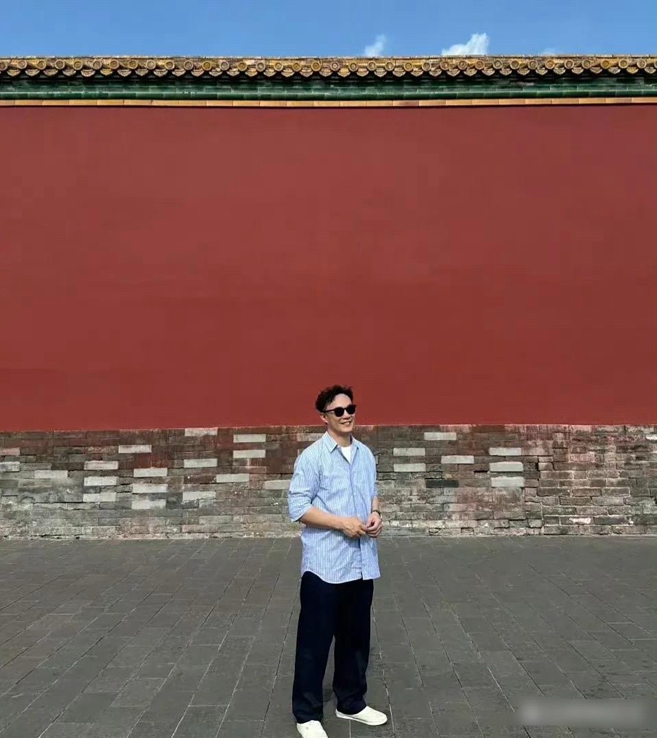 陈奕迅逛故宫有一个细节你发现没那就是在北京35度的高温下他没有穿短袖出行反而是穿