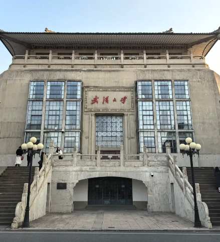 武大的麻烦大了！肖同学的母亲估计很快就要提起民事诉讼，将武大给告上法庭，不但为