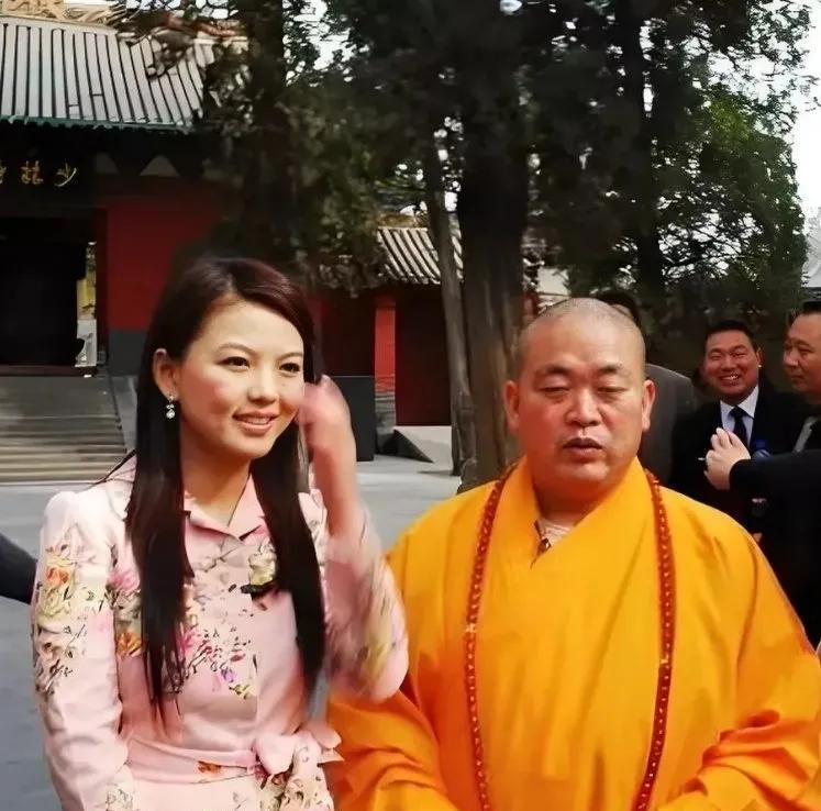 怎么都想不到他是这样的人！这是2008年，李湘采访释永信的画面，当时的释永信