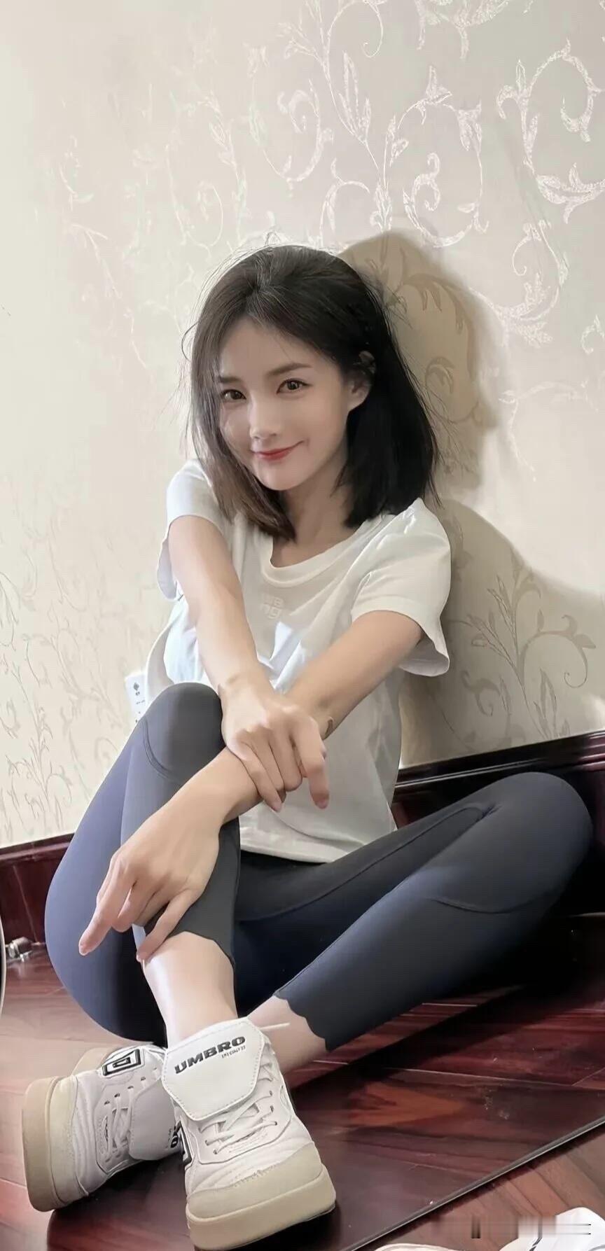 毕业于北京舞蹈学院的李一桐长相不是那么美，但她特别有气质，她的穿衣打扮很时尚，身