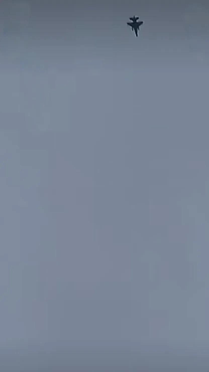 乌克兰空军F-16战斗机发射空空导弹打爆了一架俄军的“天竺葵”无人机。F-16是