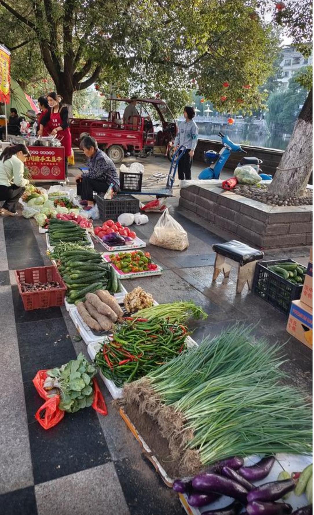 发现一个惊奇的现象，正在掏空我们的钱包和健康。传统农贸市场的经营生态近年来正